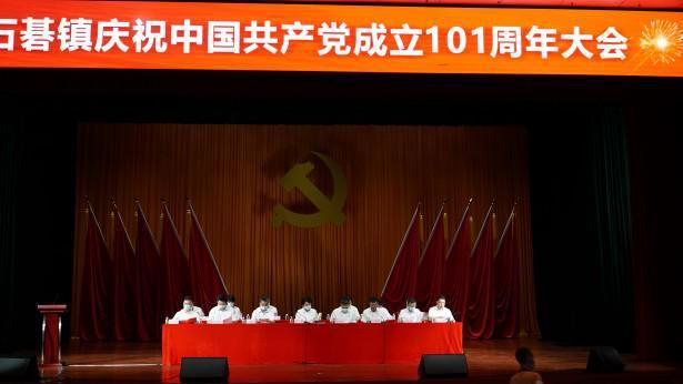 为了迎接新年，张若昀夫妇特意准备了红色新年礼盒，哪些网友收到了礼物？